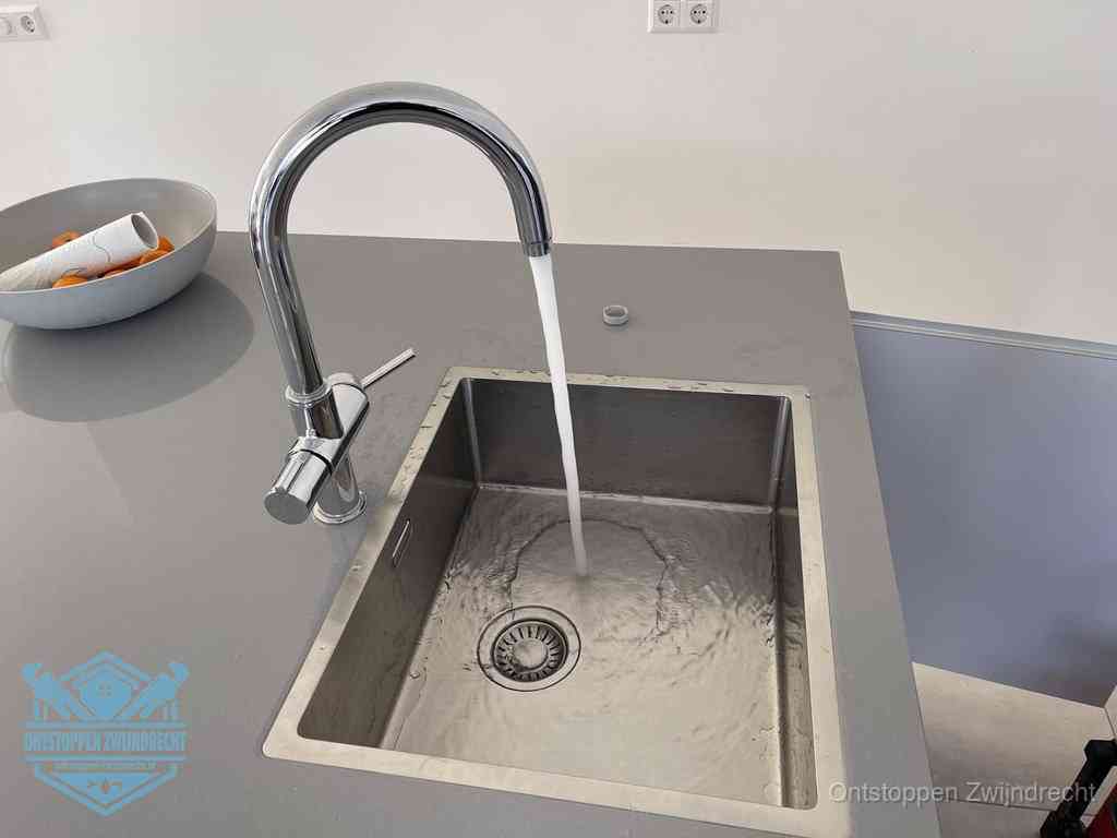 Een vrij doorstromende rvs spoelbak waar het water moeiteloos wegloopt, het resultaat van slim onderhoud dat geld bespaart in Zwijndrecht