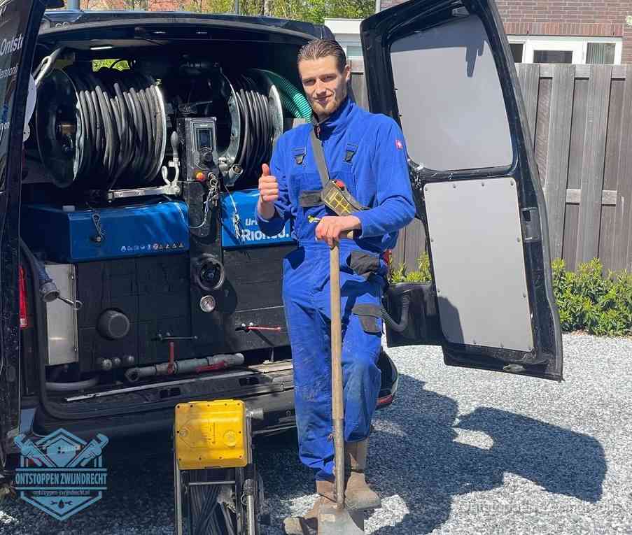 Een tevreden monteur met opgestoken duim na een geslaagde klus, slim ingrijpen bespaart kosten bij een verstopte wc in Zwijndrecht