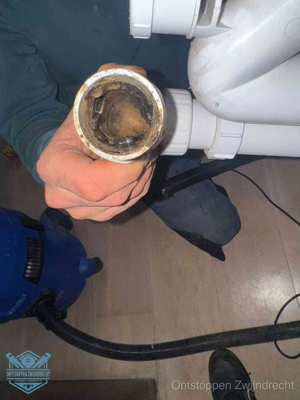 Een losgekoppeld afvoerbuisstuk dat van binnen volledig is dichtgeslibd, het gevolg van een verstopping te lang laten zitten in Zwijndrecht