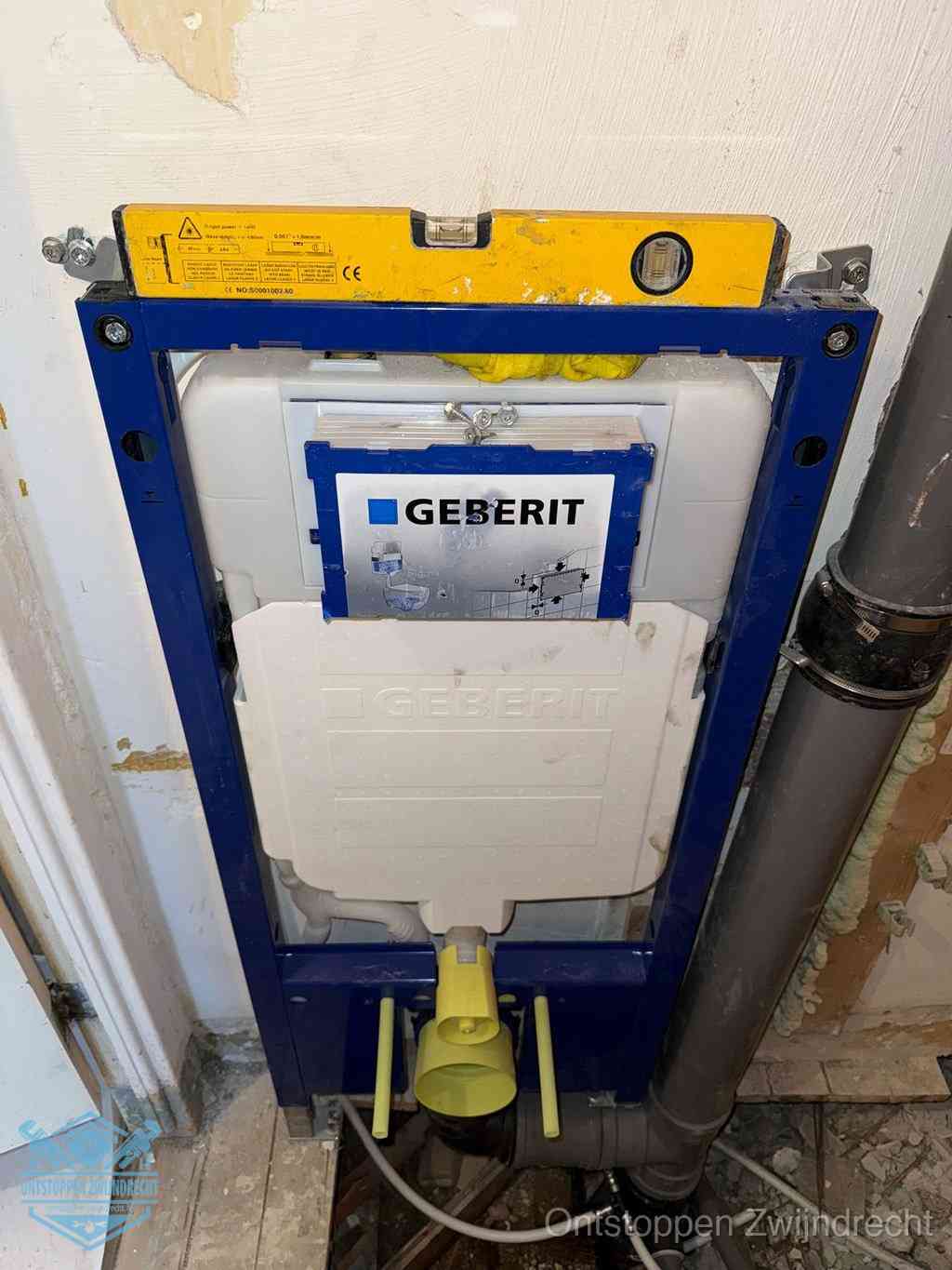 Een Geberit inbouwreservoir met frame voor een hangtoilet tegen de wand, met de afvoerbocht naar de vloer, kenmerkend voor een verstopt hangtoilet in Zwijndrecht