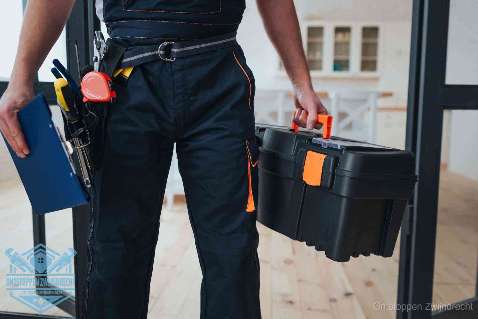 Een monteur met gereedschapsriem en klembord, klaar om een transparante prijs voor het wc ontstoppen in Zwijndrecht te geven