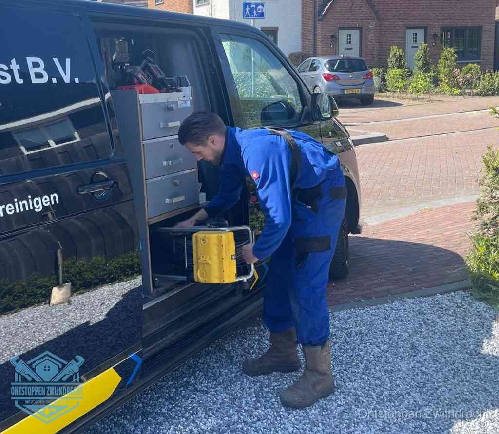 Een monteur pakt apparatuur uit de bedrijfsbus voor service aan huis, het moment om een professional in te schakelen in Zwijndrecht