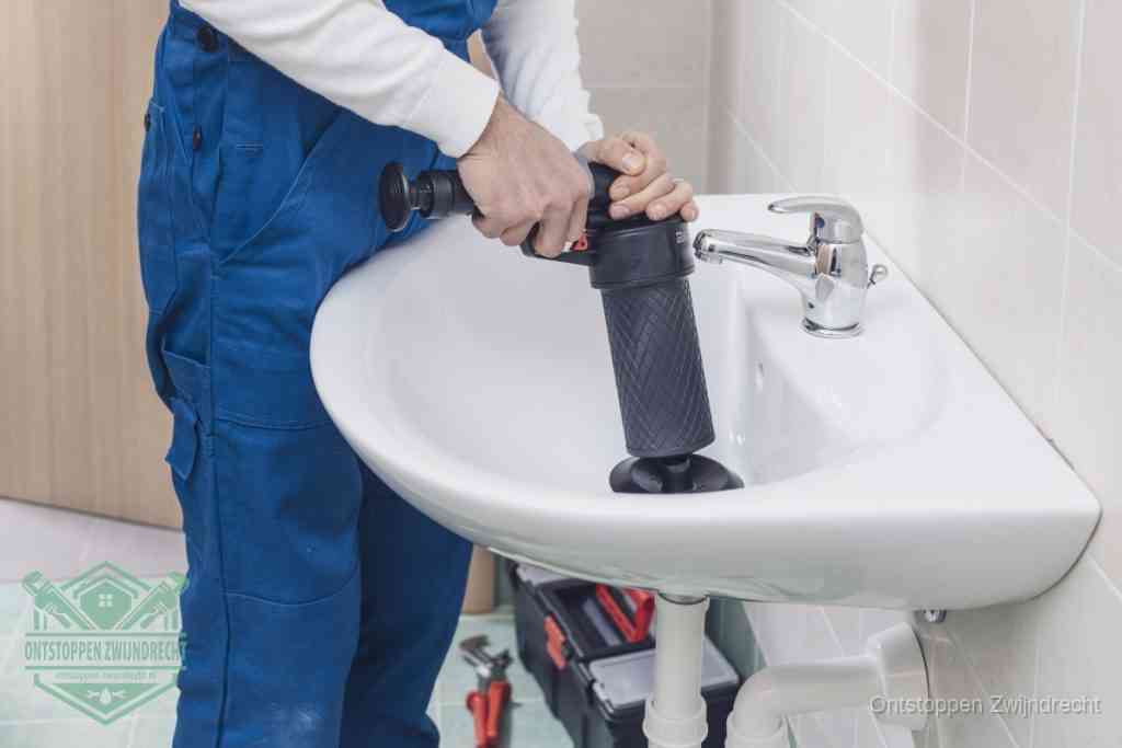 Een te ruwe doe-het-zelf poging met een hand-pomp op de afvoer van een badkamer-wastafel, een van de veelgemaakte fouten bij afvoer ontstoppen in Zwijndrecht