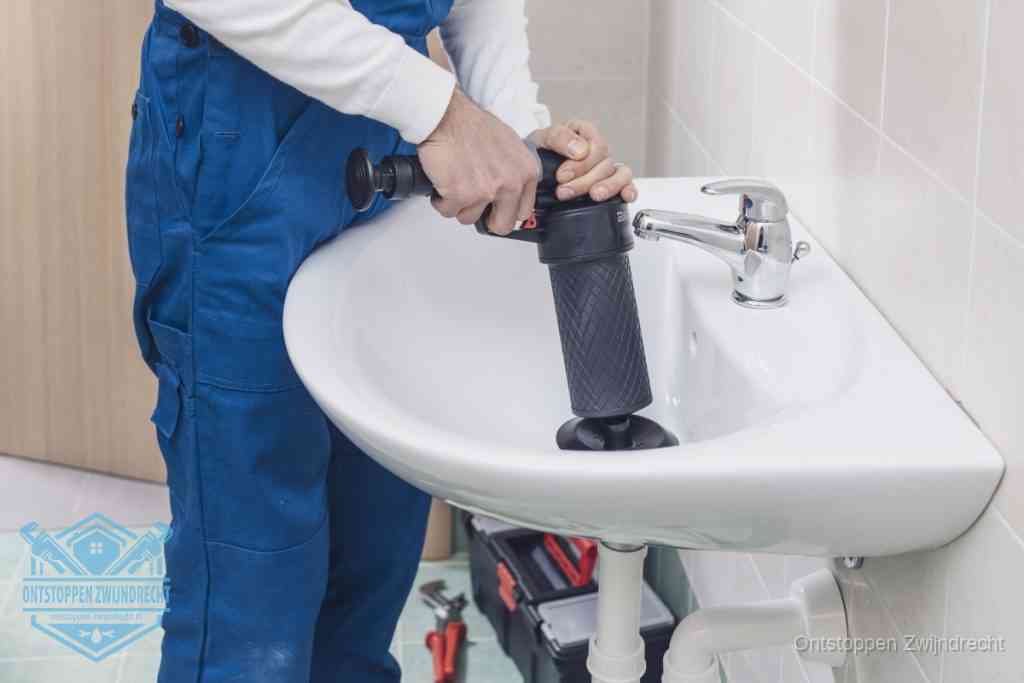Een te ruwe doe-het-zelf poging met een handmatige perslucht-ontstopper op een sanitair-afvoer, een van de veelgemaakte fouten bij wc ontstoppen in Zwijndrecht